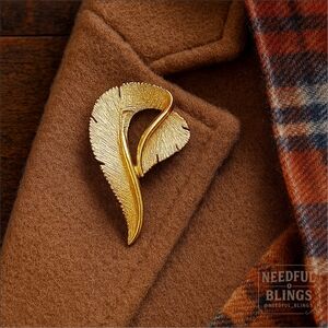 Vintage Sarah Coventry Gold-Tone Sculptural Leaf Brooch - Mid-Century Textured